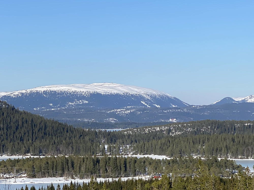 Den tykke hvite kappen ligger over Olsøyheia.