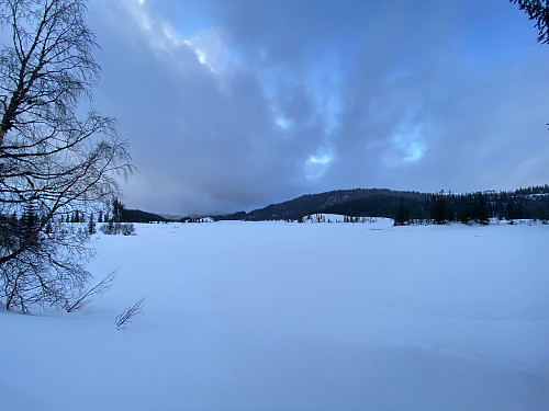Is og snø dekker Topptjønna.