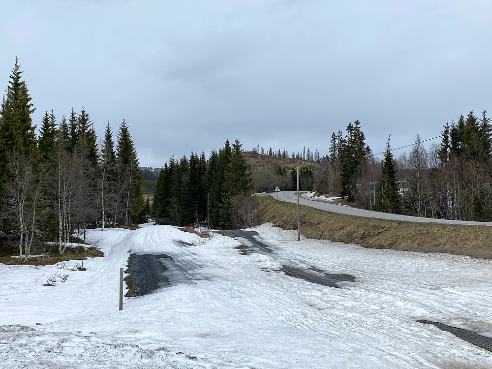En del snø etter gammelveien ligger fortsatt ca.50-60 cm på det meste .