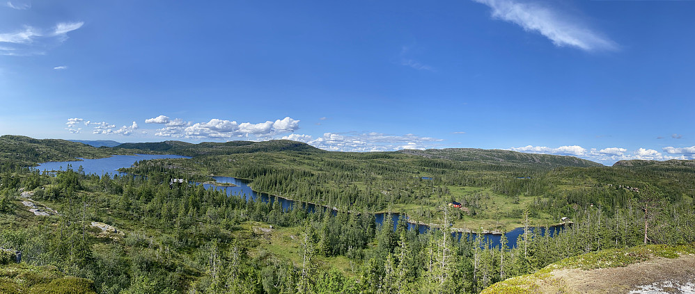 Panorama fra utsikt punktet. Mevatnet der nede.