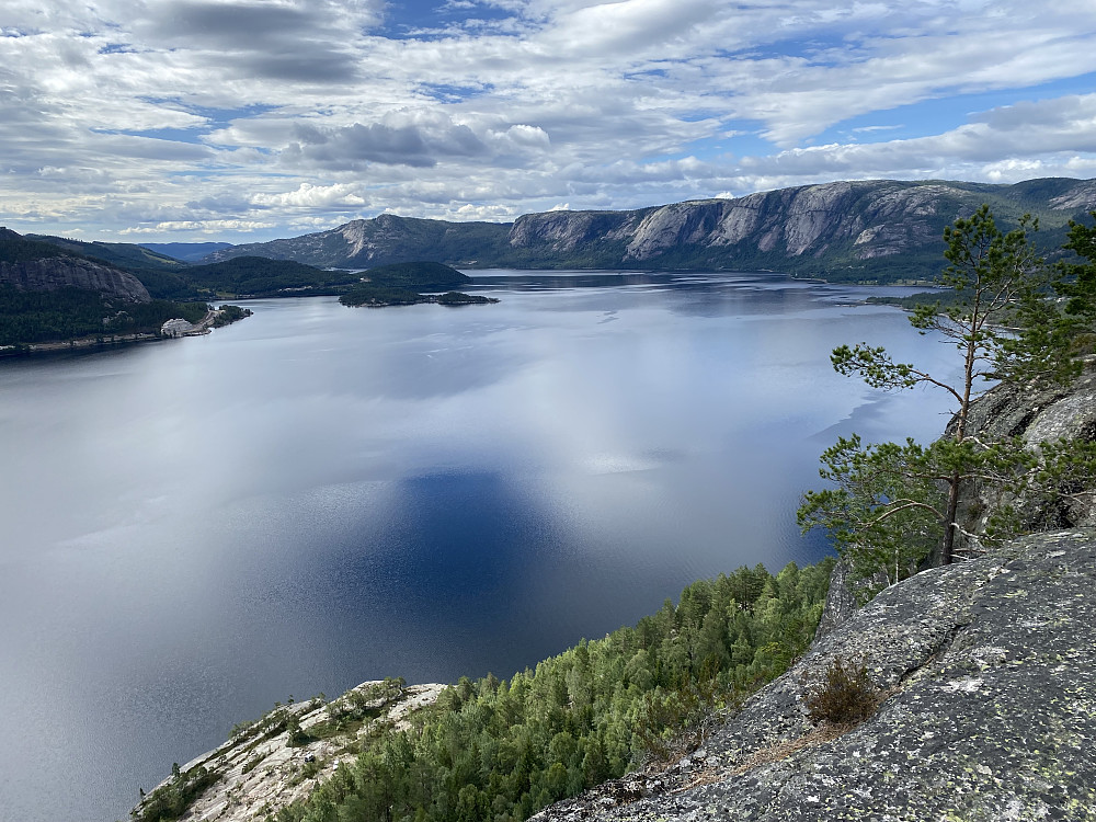Nisser mot Treungen