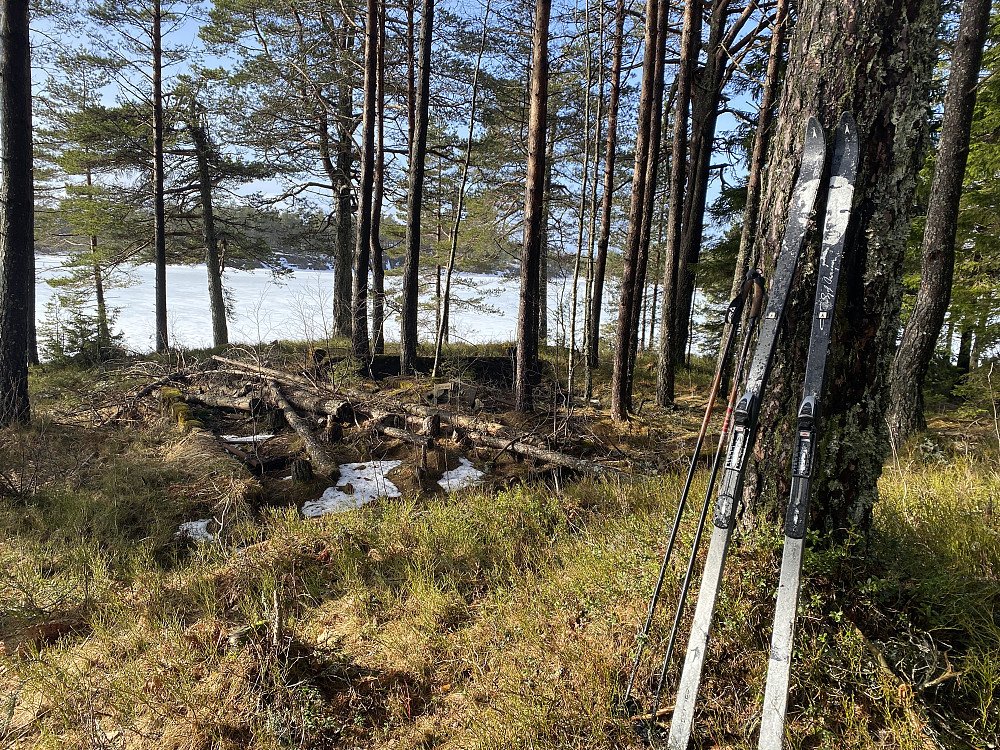 Ruiner etter skihytta til FK Donn, brant ned på 60 tallet. Skal ha vært stor aktivitet her da det gikk skitog mellom Kristiansand og Oggevatn.