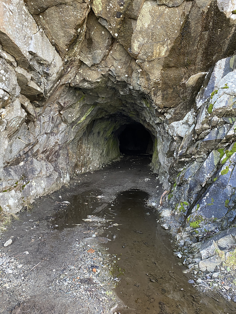 Stien går i mørk tunell under fjellet