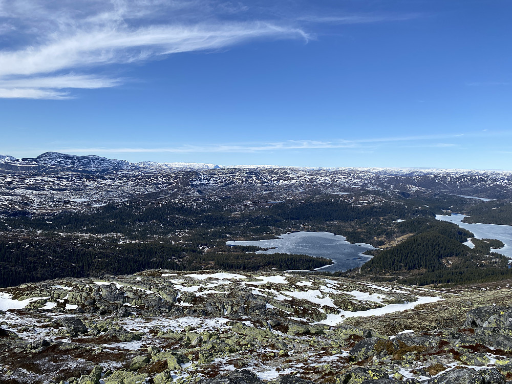 Fliseggi i bakgrunnen er snødekt