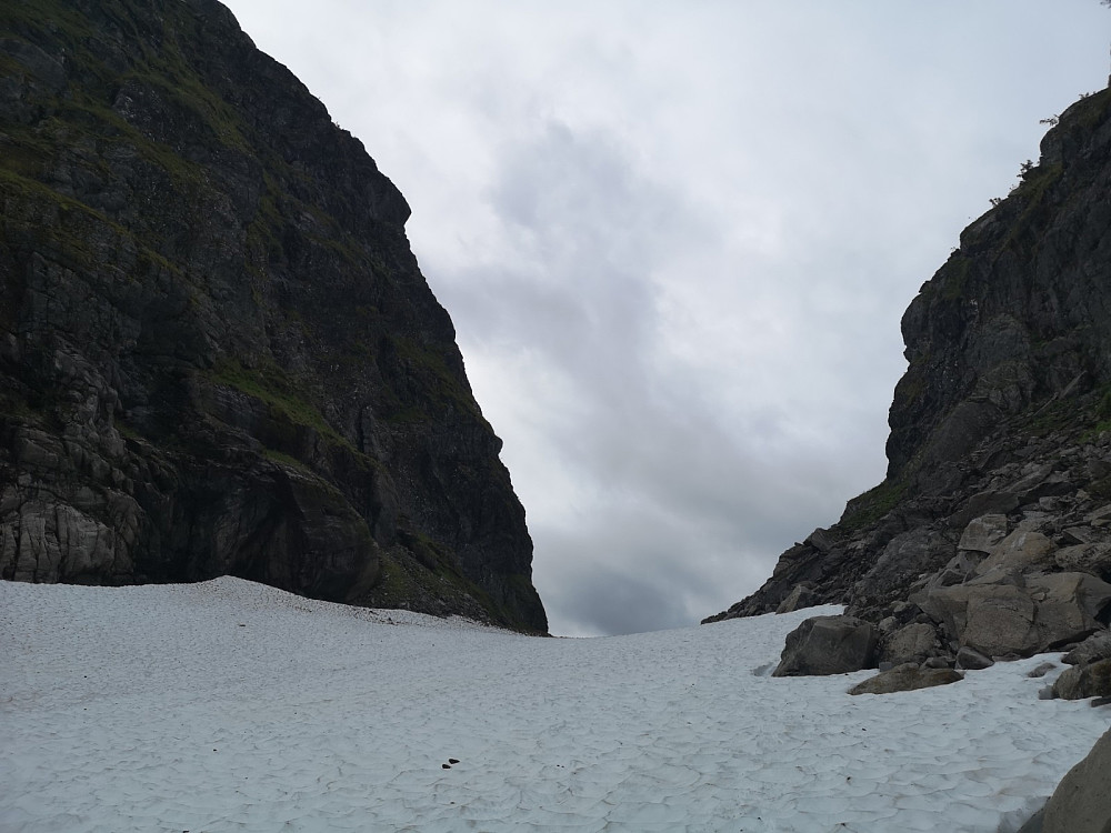 Supphelleskaret, bratt opp på begge sider. Måtte gjennom skaret og litt ned før vi runda opp og inn i hylla.