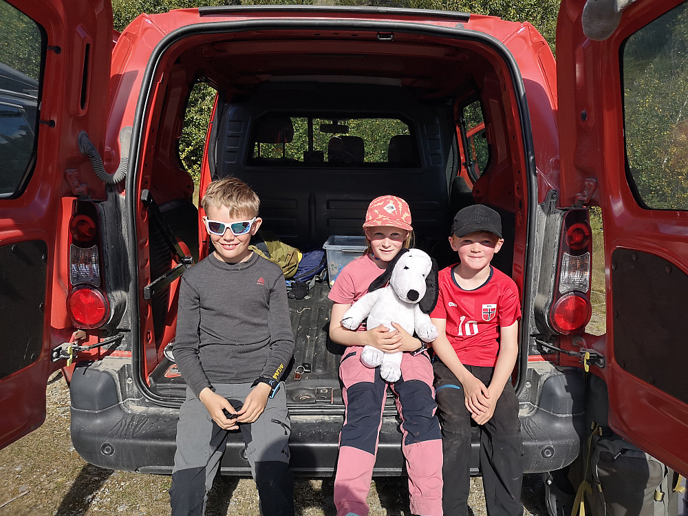 Vinjar, Carla og Sam. Slitne men fornøgde med helga. Her tilbake ved bilen på Mysubytta.