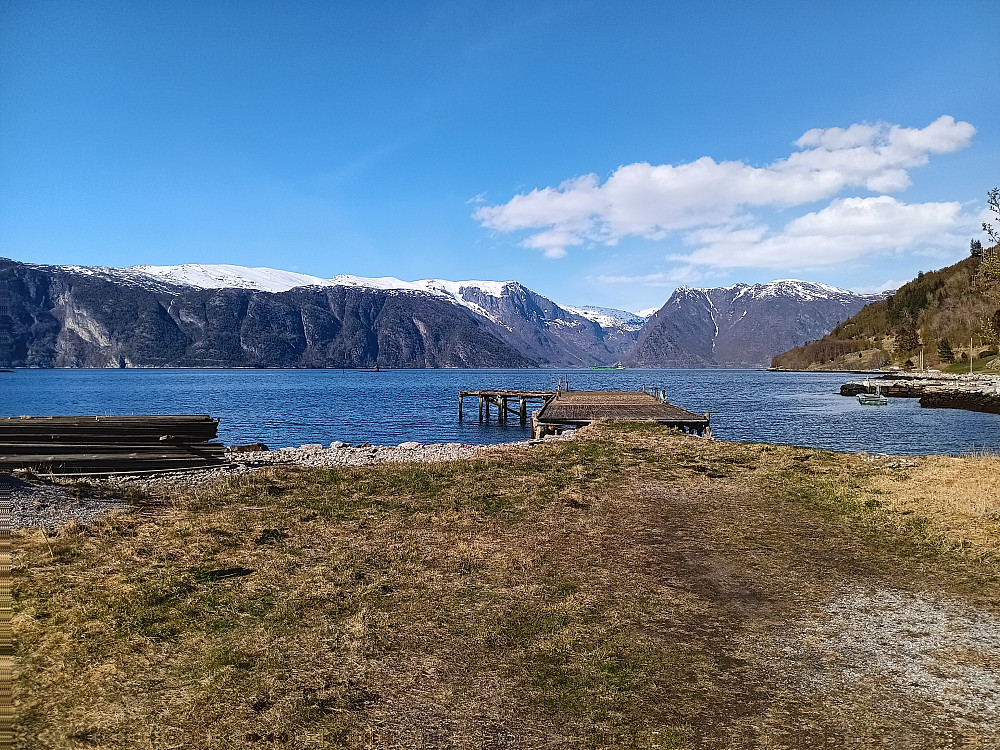 Vakre Ortnevik. Og det ser nesten ut som det finnes et brefall på andre sida av fjorden, men det er bare snø.