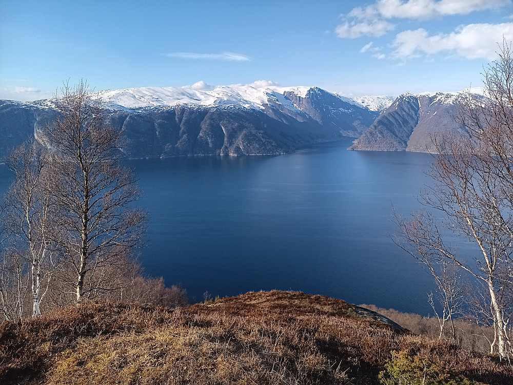 Mot Lånefjorden, en liten fjordarm på motsatt side i nord. Et motiv jeg kjente igjen fra et gammelt Fjell & Vidde-blad.
