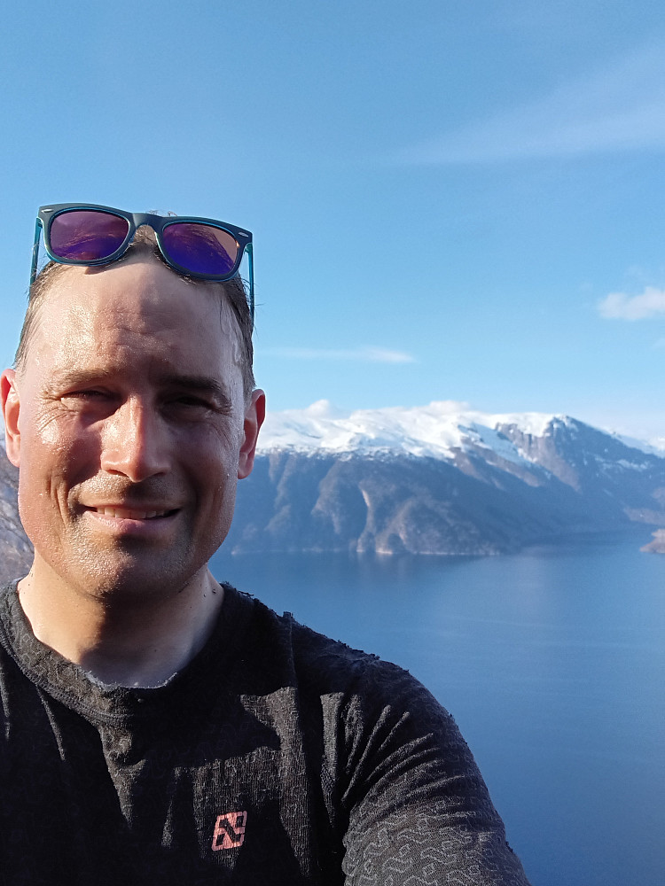 Svettetrivsel høyt over Sognefjorden.
