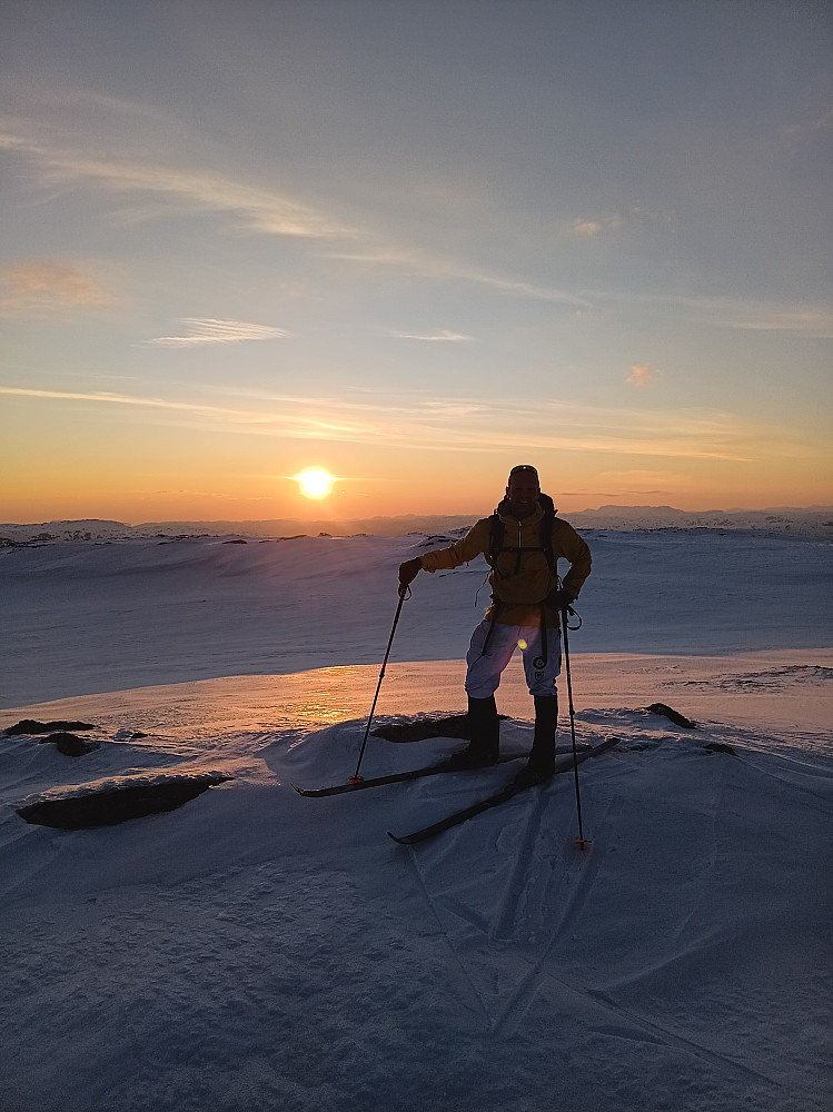Endre og solnedgangen på Åkrevikfjellet.
