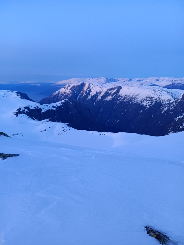 Fantastisk utsikt fra Åkrevikfjellet over søkket mot Finnafjorden med Fagerdalsnipa på motsatt side.