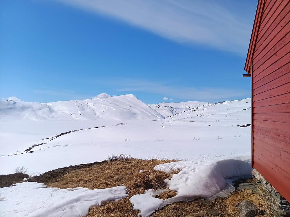En rast inntil hytteveggen i Åsedalen.