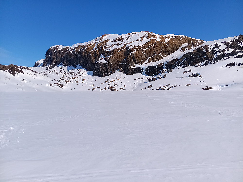 Raudberget, et ikonisk oransjeaktig fjell på veien mot Selhamar.