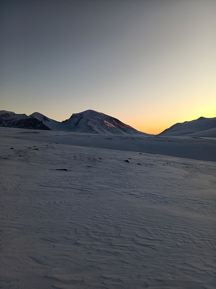 Et trent øye aner Rendalssølen mellom Storronden og Illmannhøe.
