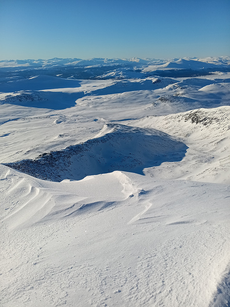 På Smiukampen mot lavlandet og Jotunheimen langt baki der.