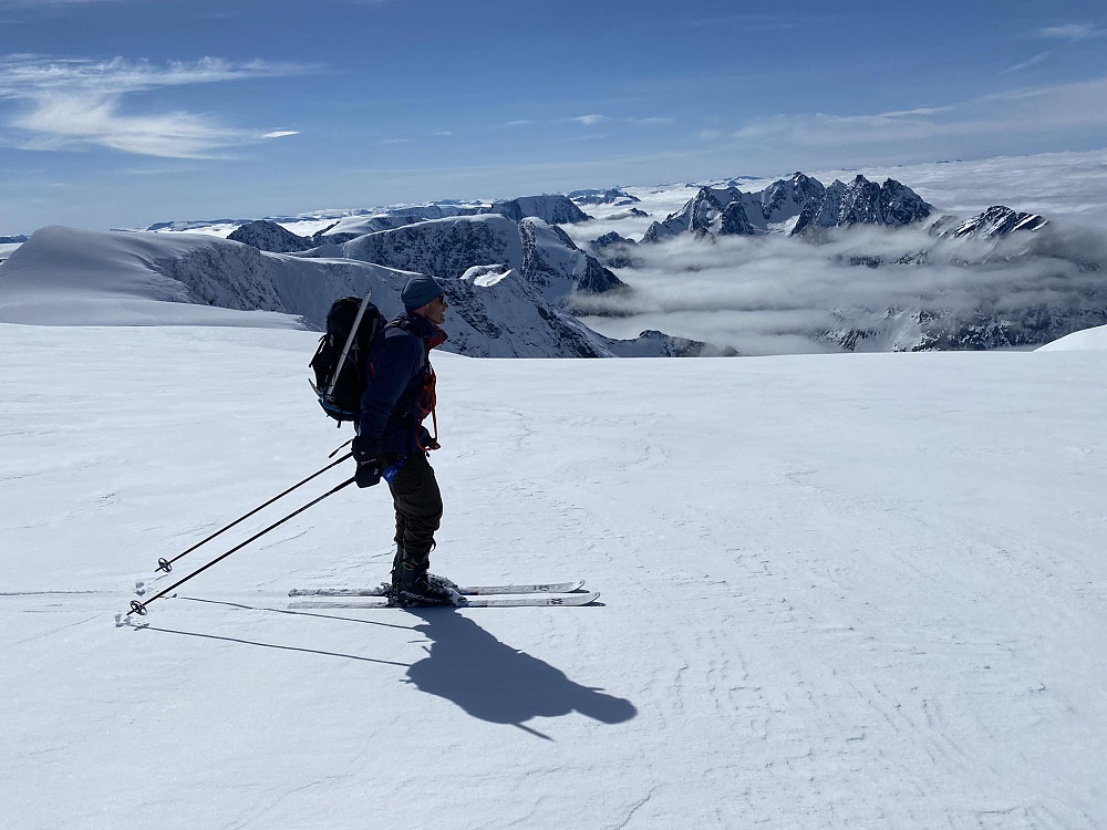 På vei langsetter Jiehkkevárri-platået nedover mot selveste Blåisen. Jeg elsker dette bildet!!!