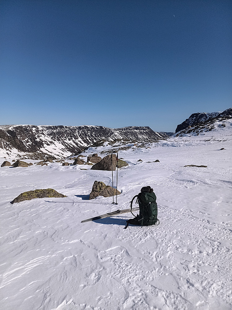 Pause nede i sadelen mellom Storebottegge og Ranastongiplatået.