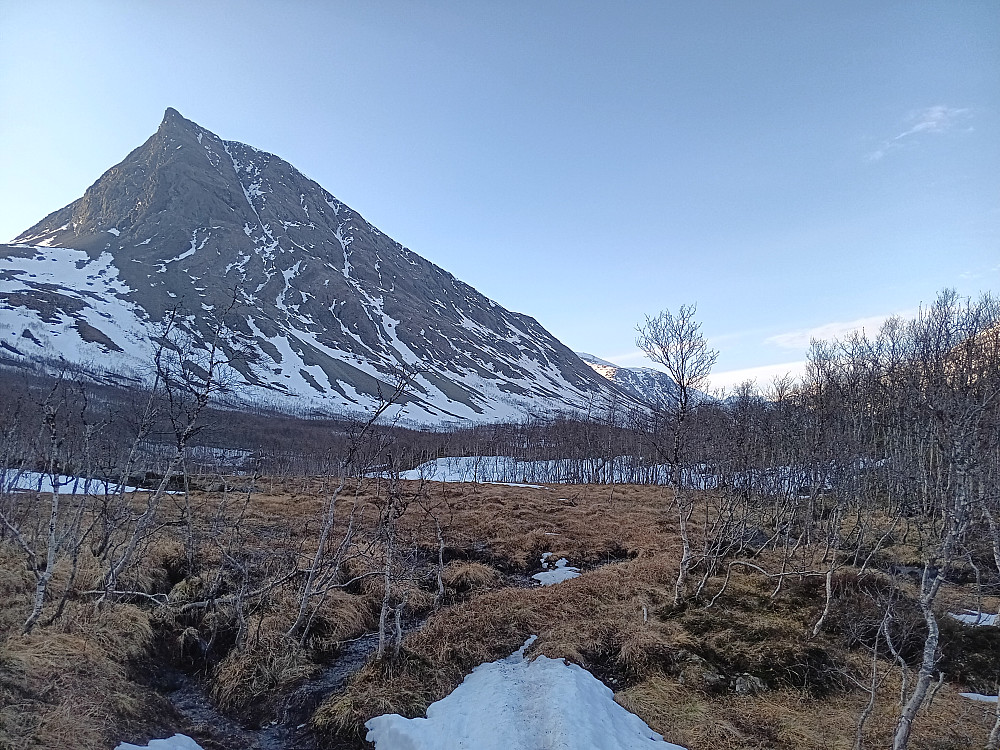 Mot en av Durmålstindan, denne kan nesten forveksles med Guhkkesgáisi.