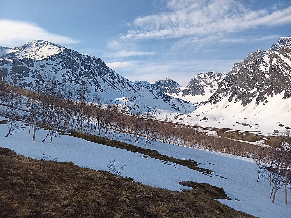 Innover Rypdalen mot nok en Durmålstind og Biellogáisa baki der. Storslagen dal ukjent for en søring dette...