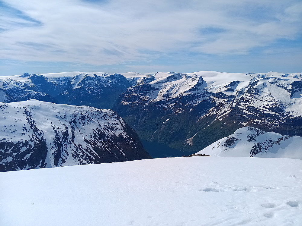 Mot Loenvatnet langt nedi der.