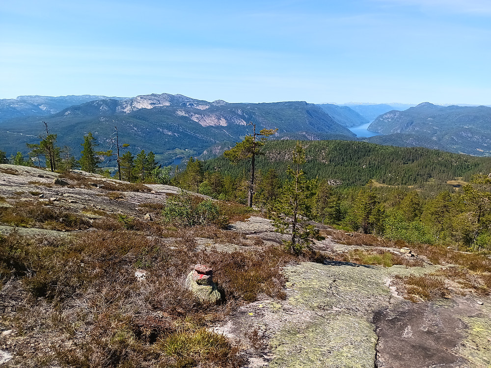 På vei oppover snaufjellet i retning Brokefjell med utsikt over Bandak og blant annet Roholtfjell. Man kan absolutt si her at vakrere blir det ikke!