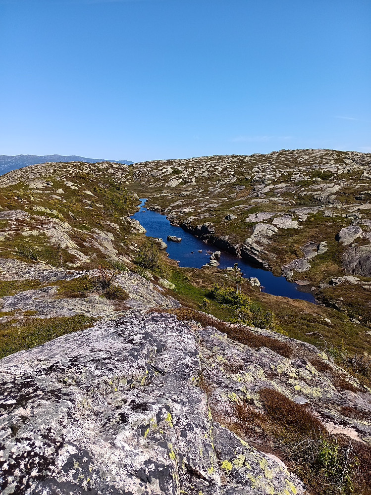 Oppe på platået, men ennå er vi ikke på Hestestodnuten. Koselig gjensyn med dette lille smale vannet.