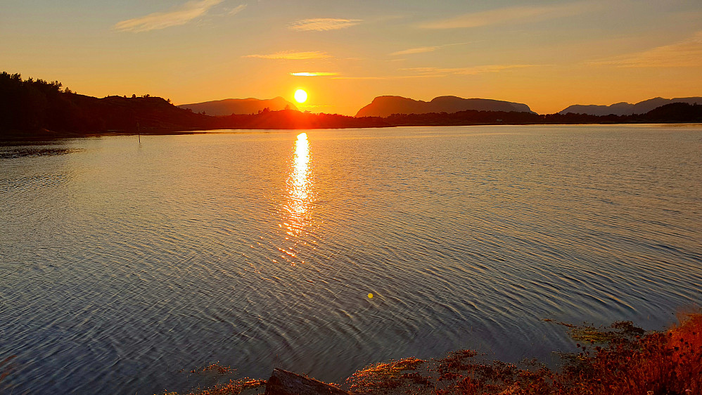 Nok en overnatting på den idylliske plassen med utsikt mot Krakhellenipa. Sola akkurat plassert på toppen. 