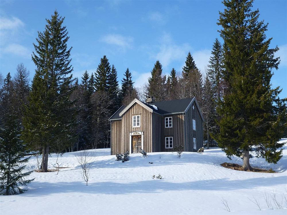 Restaurert "Rypebolig" fra krigen på Gjevsjøen Fjelllgård
