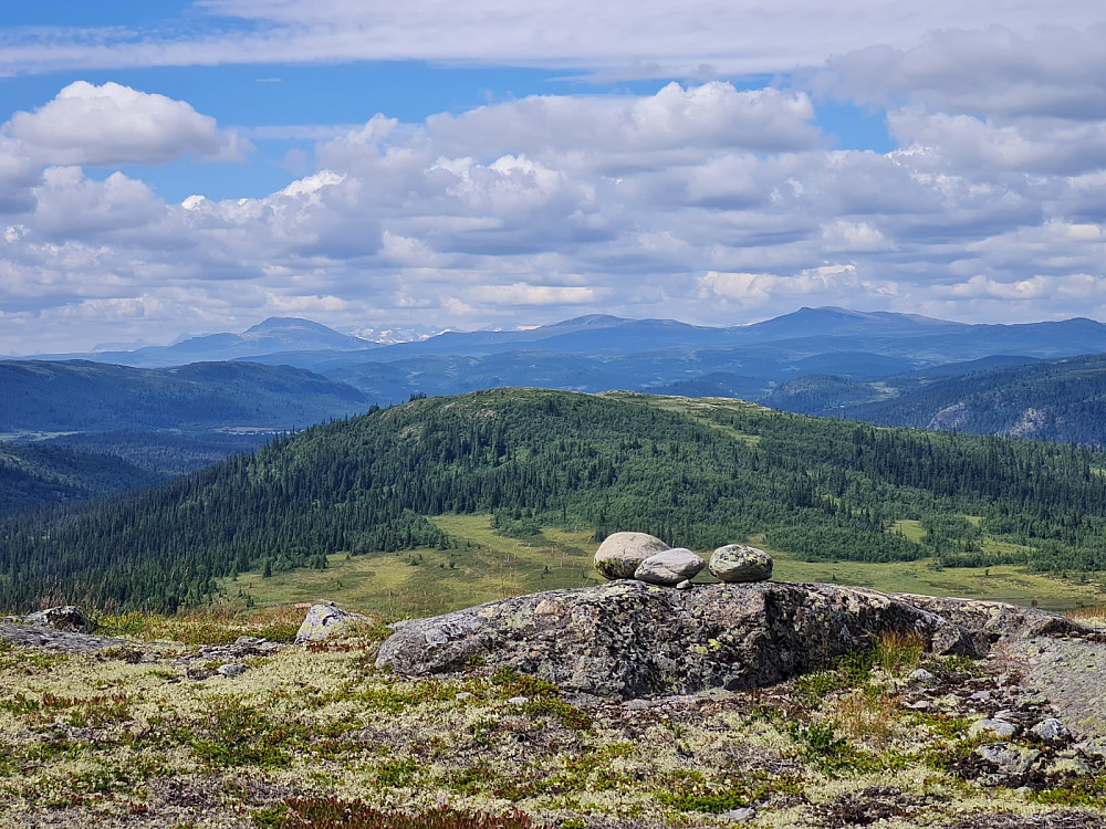 På Østre Snæreskampen, mot Storhaugen, og i bakgrunnen Skaget, litt av Jotunheimen og Langsuene