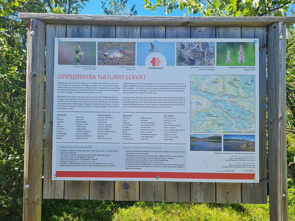 Infotavle om Oppsjømyra naturreservat på parkeringslomma