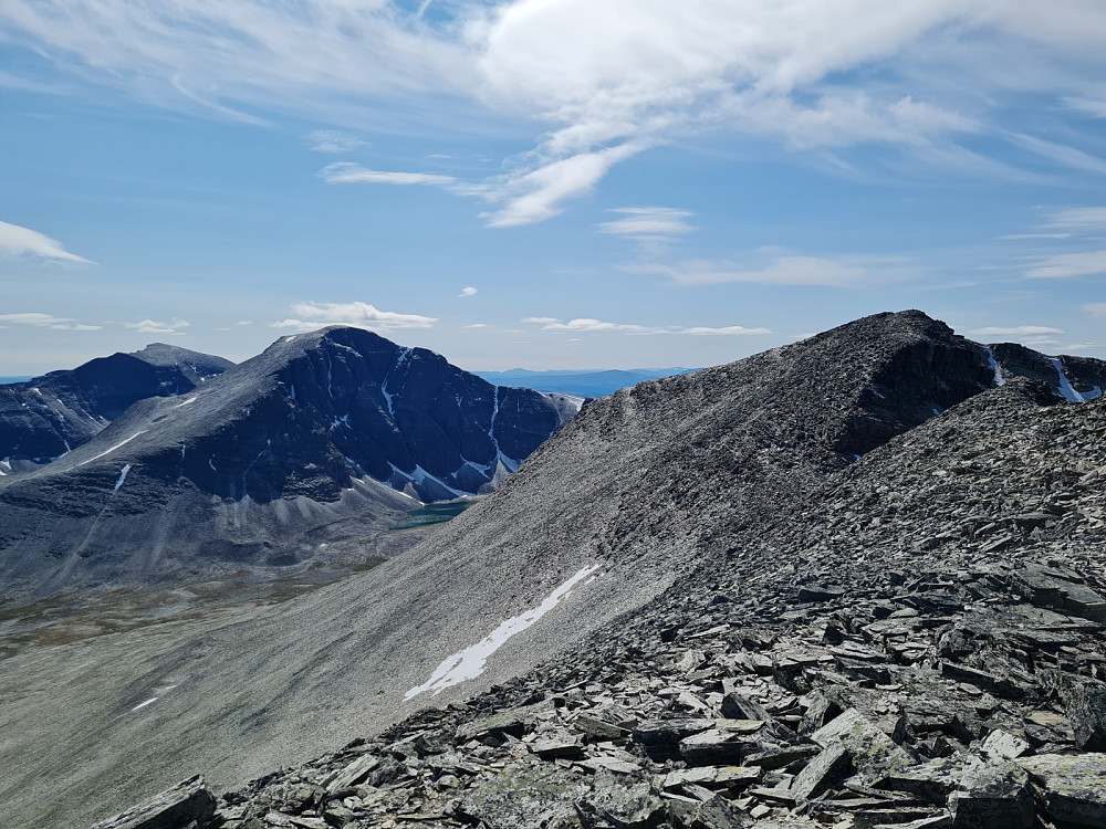 Utsikt fra Austre Midtronden, mot Storronden, Rondeslottet og Vestre Midtronden