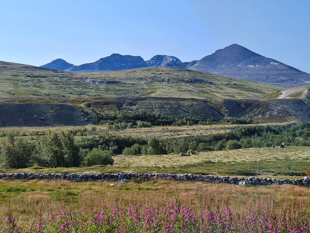 Dagens turmål, med steingjerde foran Nedre Dørålseter