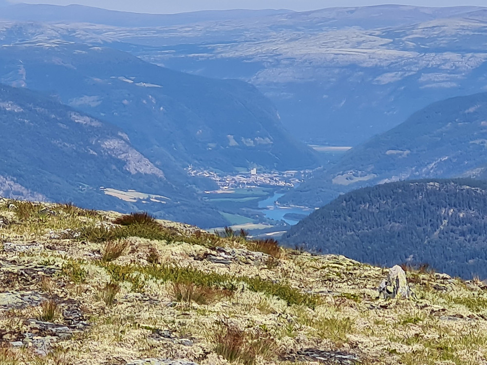 Søre Silikampen, mot Gudbrandsdalen, Otta midt ibildet