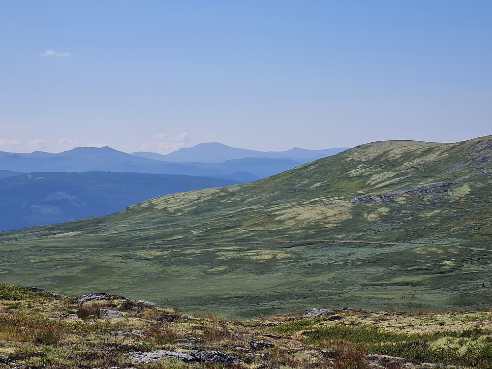 På Søre Silikampen, mot Storhøpiggen, Skaget og Marsteinshøgda