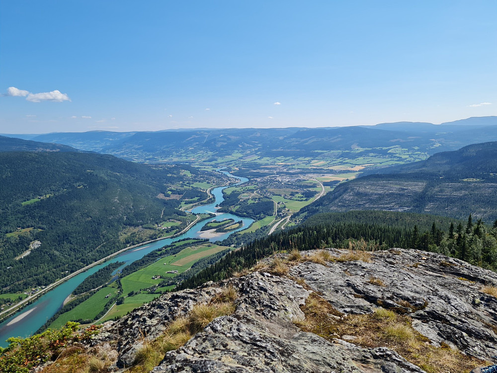 Sørover Gudbrandsdalen fra toppen av Bjørnsonprofilen