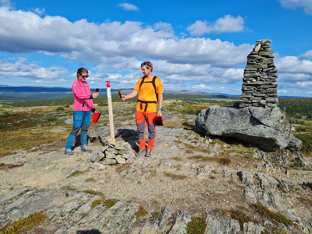 Kristine og Hans Thorvald registrerer stolpe på Rokkfjellet