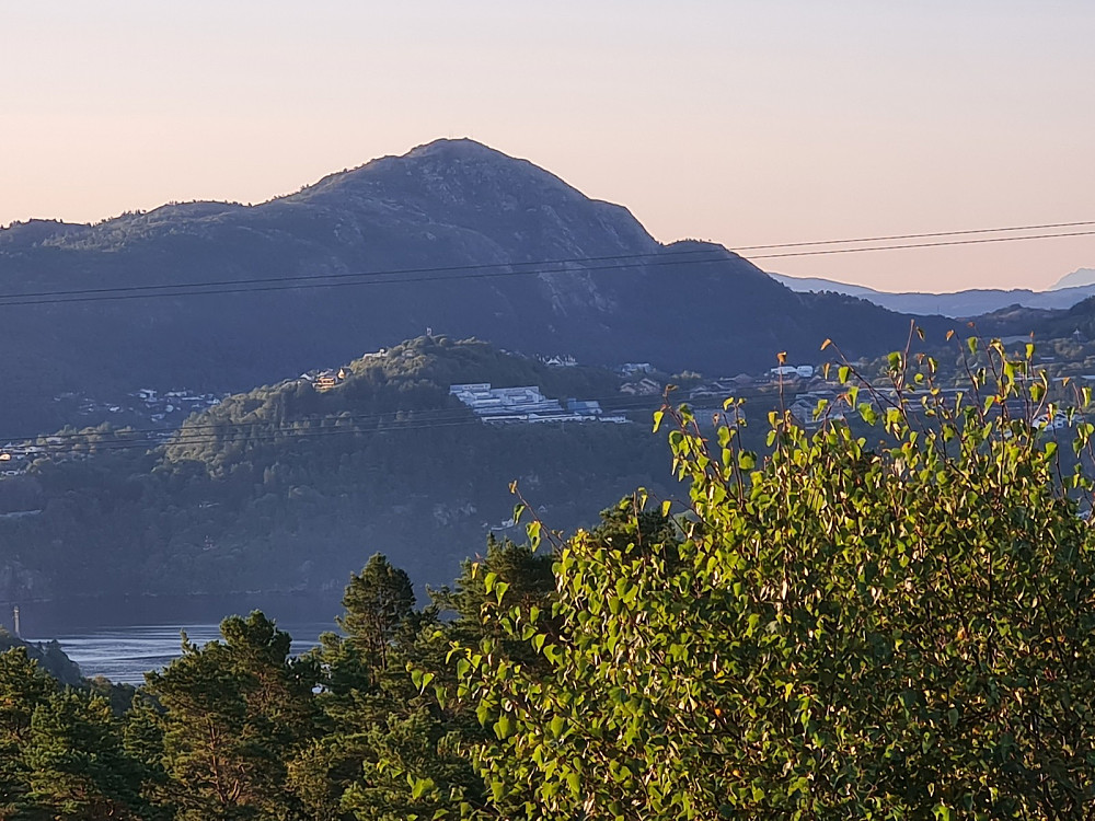 Gårsdagens topp, Grøntua, foran Lyderhorn