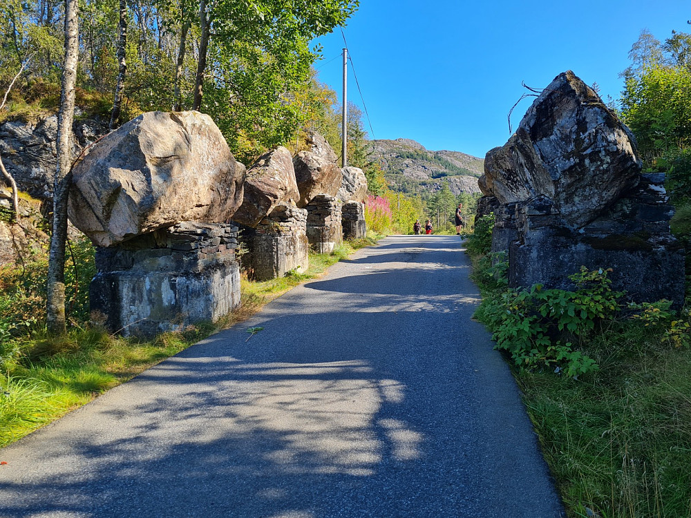 Inngangsportalen mot Fjell festning og Liatårnet, like ved parkeringsplassen