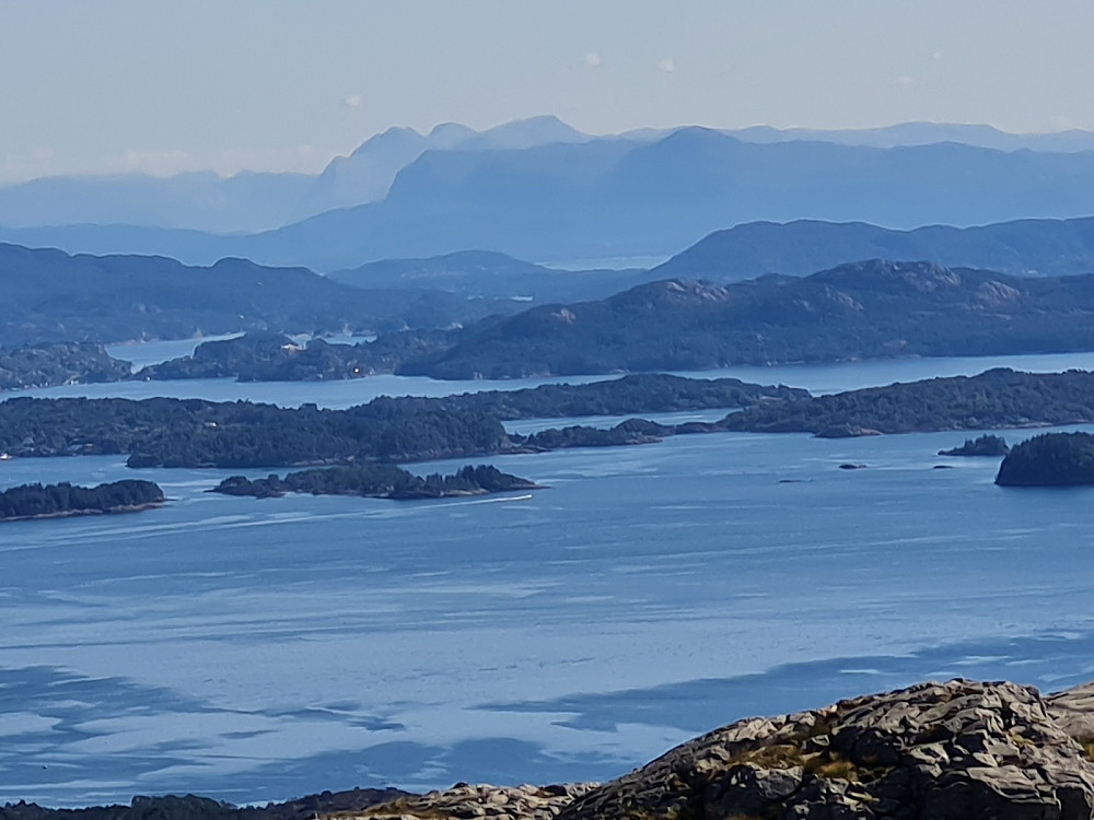 Utsikt sørover fra Liatårnet, mot Tysnesøy/Stord?