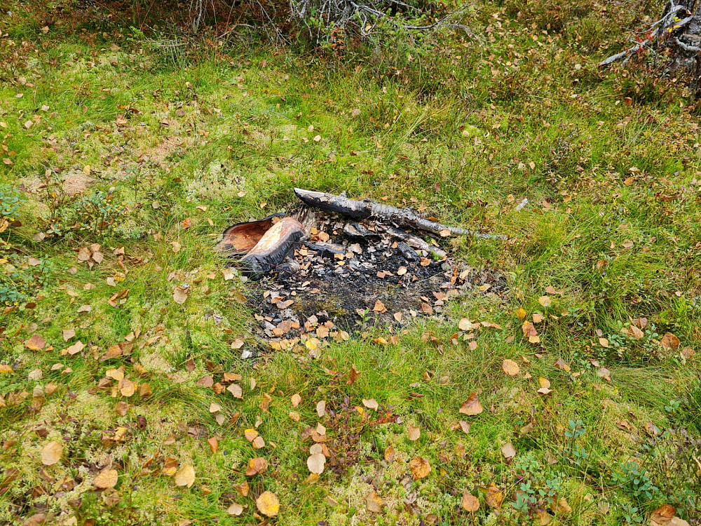 Her har vært folk og tent bål på Mjogsjølihøgda