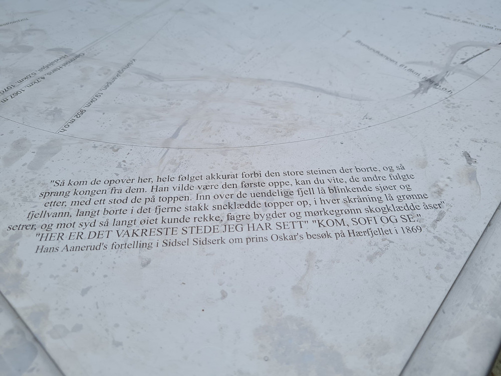 Detalj fra sikteskiva på Hærfjellet, med sitat fra «Sidsel Sidsærk» av Auggedalens store dikter Hans Aanrud