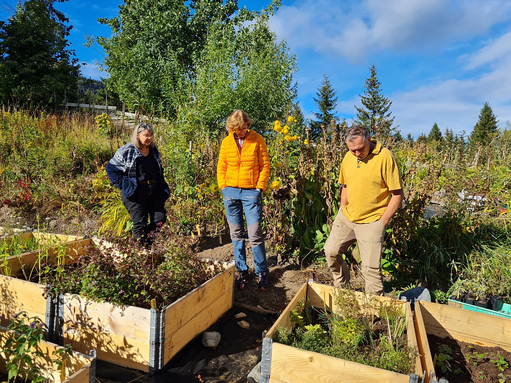 Margrethe, Hanne og Knut i hagen på Nygaard