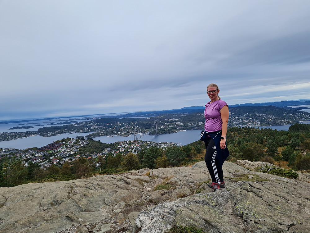 Mari på vei opp til Lyderhorn