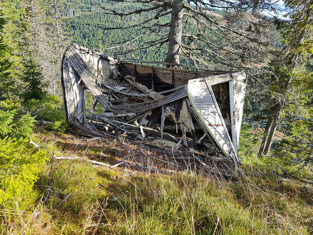 Rester av ei Moelvenbrakke på toppen av ovarennet i gamle Balbergbakken
