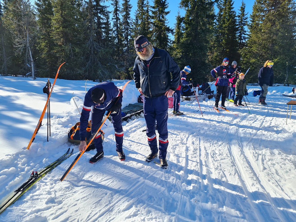 Harald smører ski, mens Inge ser på