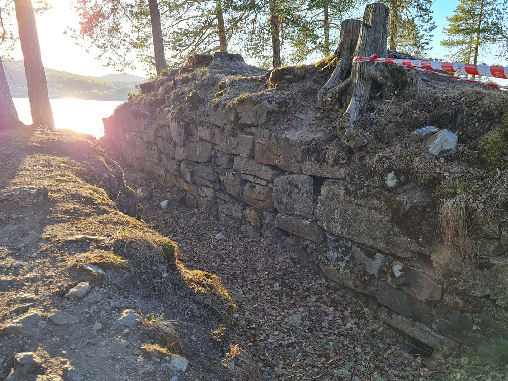 Rester av den gamle bygdeborgen på Steinsholmen