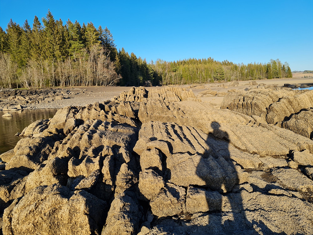 Merkelig geologisk formasjon mellom fastlandet og Steinsholmen