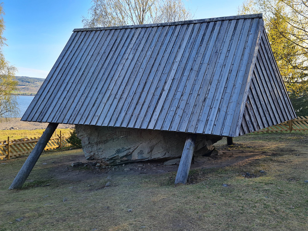 Helleristningssteinen med overbygg
