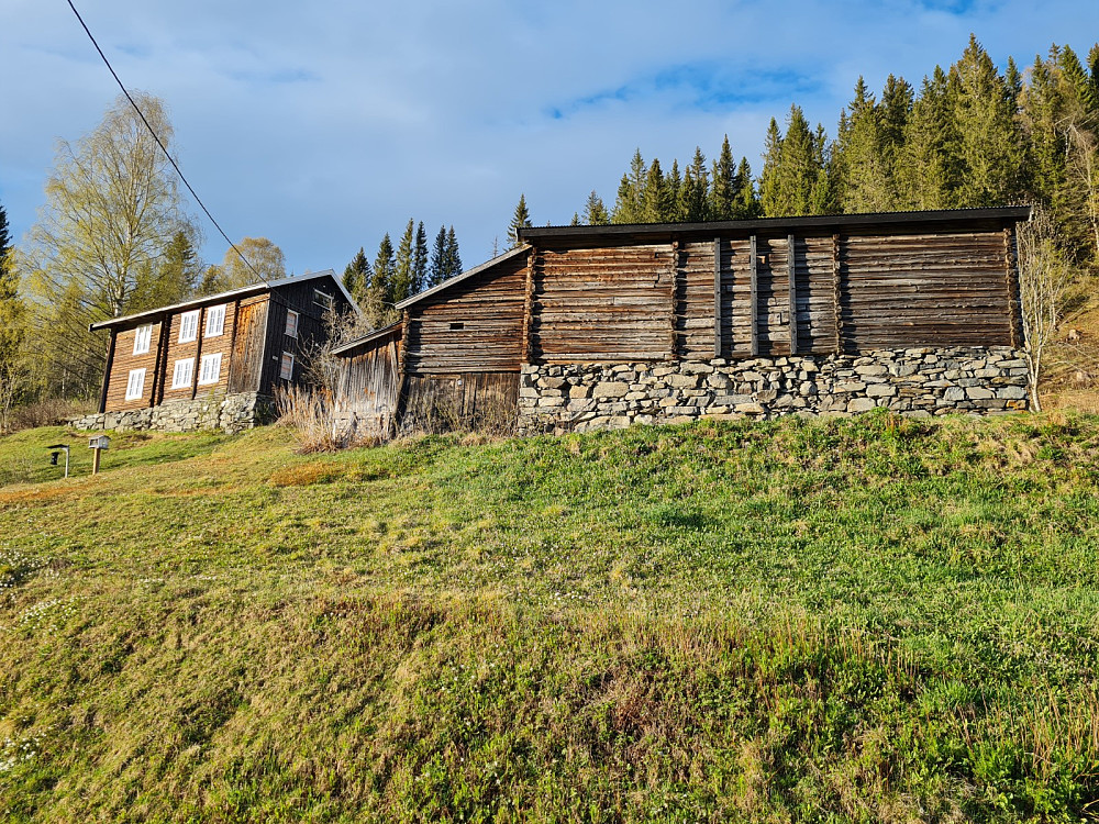Søre Sønsteli, med hus flyttet fra gammelgarden i 1852