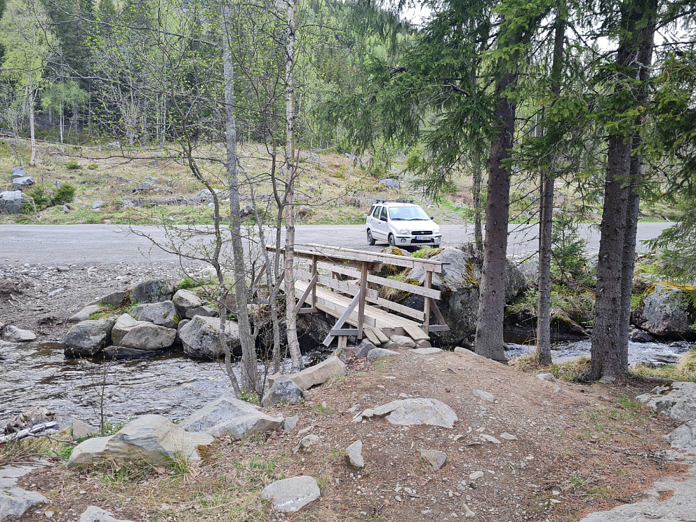 Brua over Bæla ved parkeringsplassen